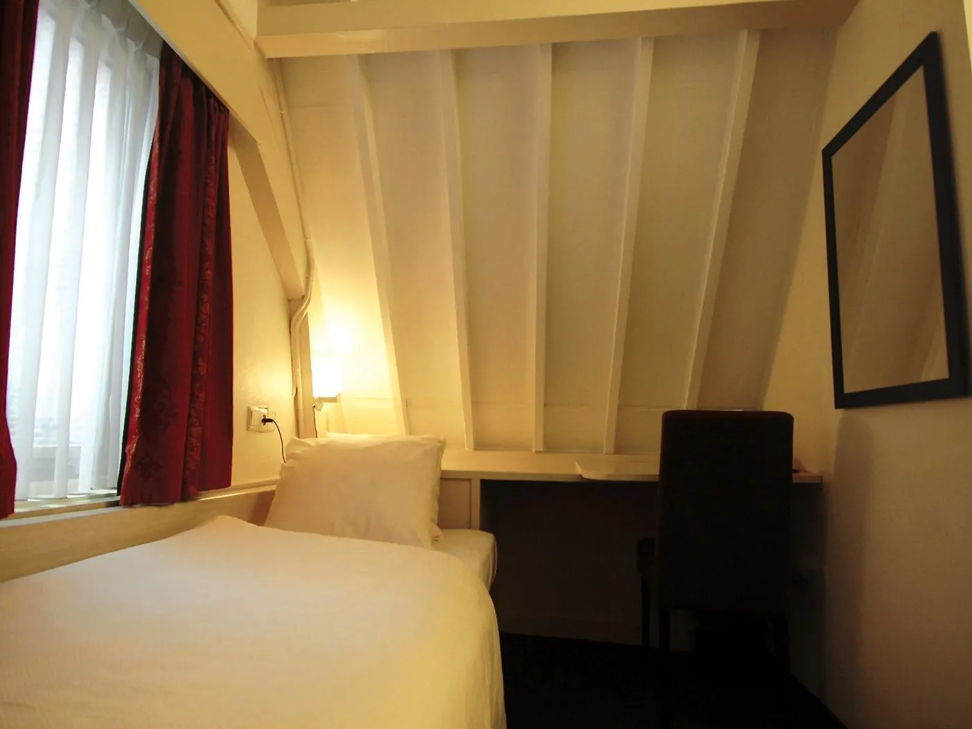 Singel Hotel Amesterdão 3*,